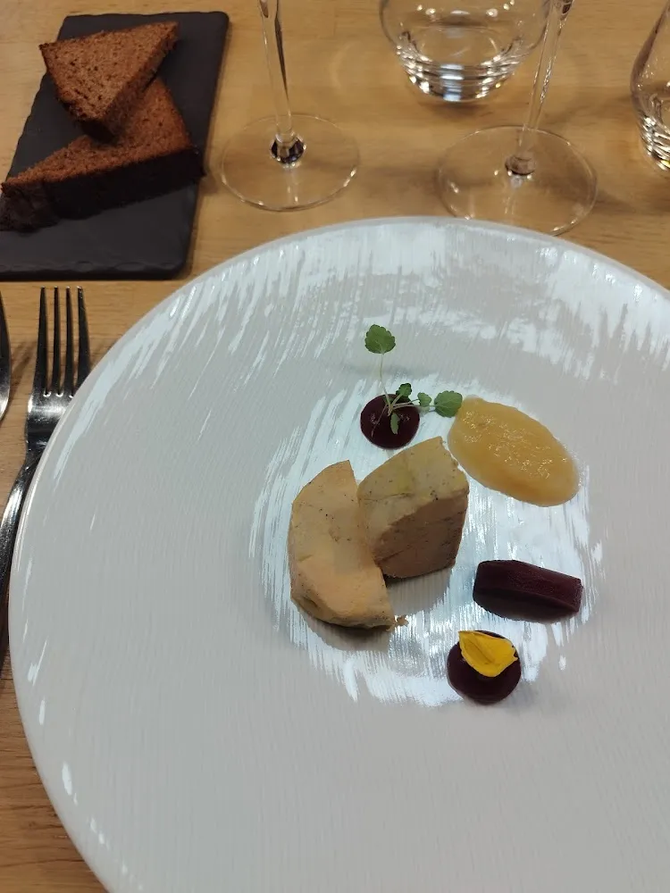 Terrine de Foie Gras Mi-cuit Servie Avec Du Pain d’épices